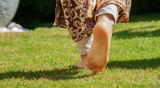 Methode des Gehens: barfuß gehen im Gras