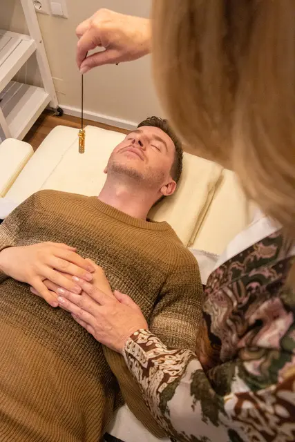 Silvia Pacher bei einer Behandlung mit dem Pendel